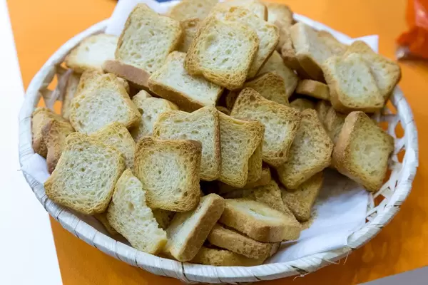 Minigrill von Diatosta: Zwieback als Canapés aus Weizenmehl