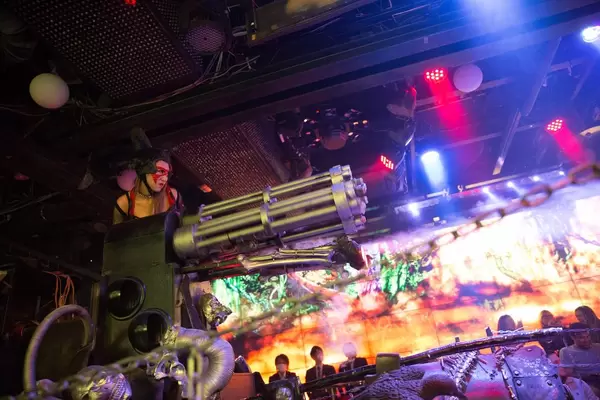Minigun-Nummer im Robot Restaurant - Shinjuku, Tokyo