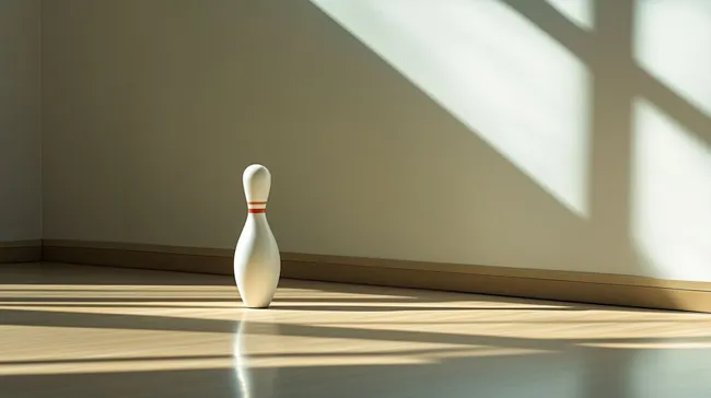 Minimalistische Bowlingkegel in ruhiger Komposition