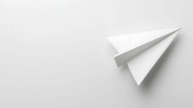 Minimalistisches weißes Papierflugzeug auf weißem Hintergrund