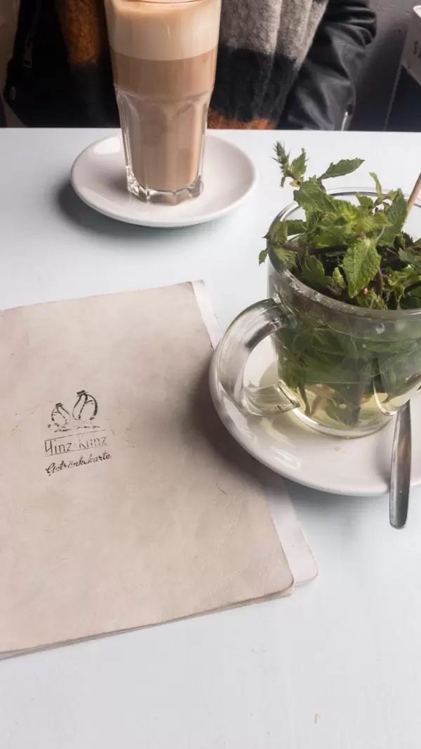 Minztee mit ungetrockneter Minze und Caffè Latte