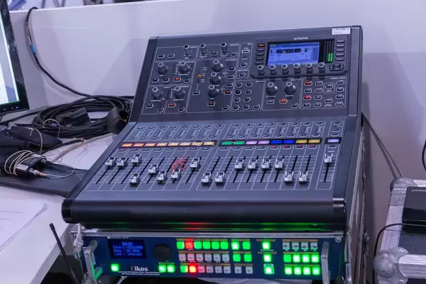 Mischpult in Tonstudio mit Reglern und digitaler Anzeige