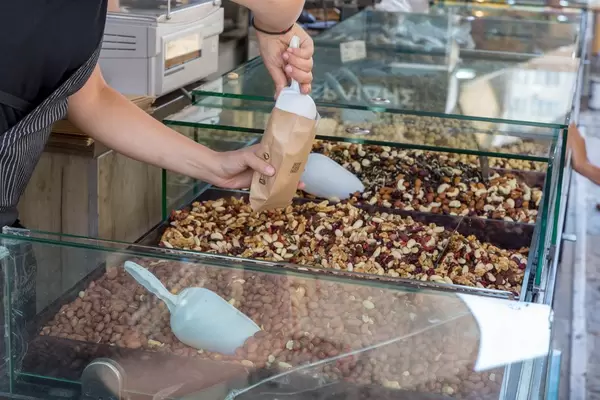 Mischung aus Nüssen und Trockenfrüchten im Regian Supermarkt in Thessaloniki