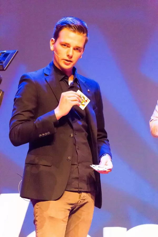 Misdirex Magic aka Jochem Borgman führt einen Kartentrick vor - TEDxVenlo 2017