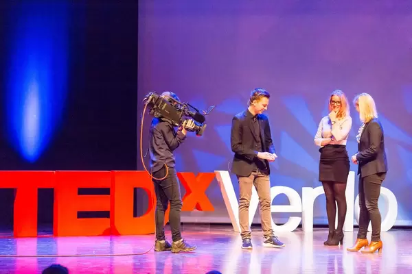 Misdirex Magic aka Jochem Borgman impressing the ladies with magic tricks - TEDxVenlo 2017