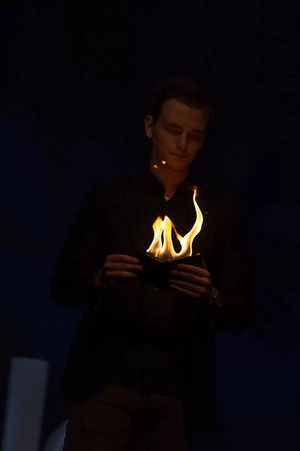 Misdirex Magic aka Jochem Borgman und die brennende Brieftasche - TEDxVenlo 2017