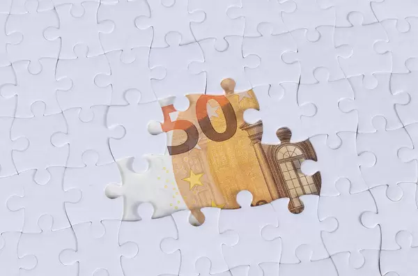 Missing jigsaw puzzle pieces on 50 Euro money