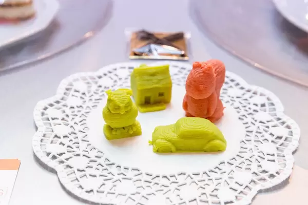 Mit 3D-Druck hergestellte Süßigkeiten in Form von Auto, Eule, Haus und Eichhörnchen