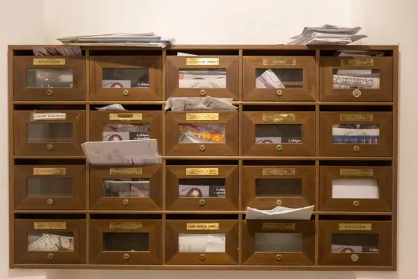 Mit Briefen bestückte Briefkästen in einem Wohngebäude in Rom