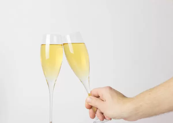 Mit Champagner anstoßen