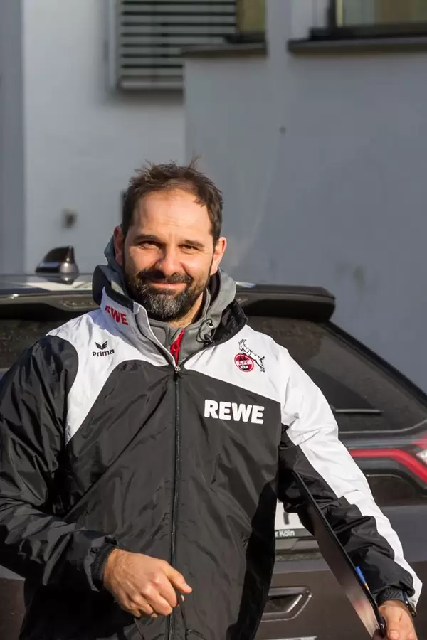 Mit einem Lächeln im Gesicht zum Training: Trainer Stefan Ruthenbeck ist zuversichtlich