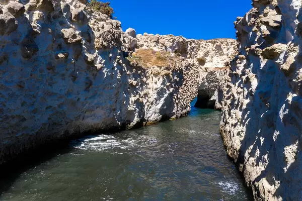 Mit einer Drohne durch die enge Bucht von Papafrangas: wilde Landschaft auf der Insel Milos