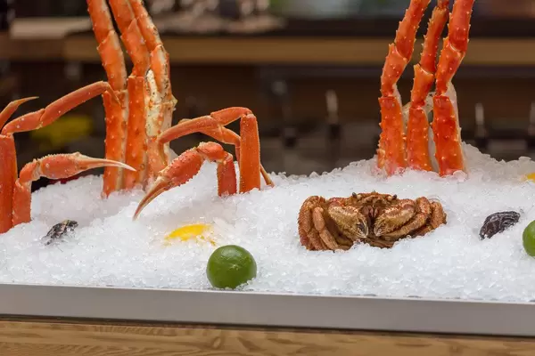 Mit Eis gekühlte Krabben in einem Restaurant