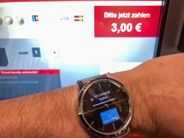 Mit Garmin-Smartwatch kontaktlos bezahlen: die Smartwatch einfach vor das Lesegerät halten