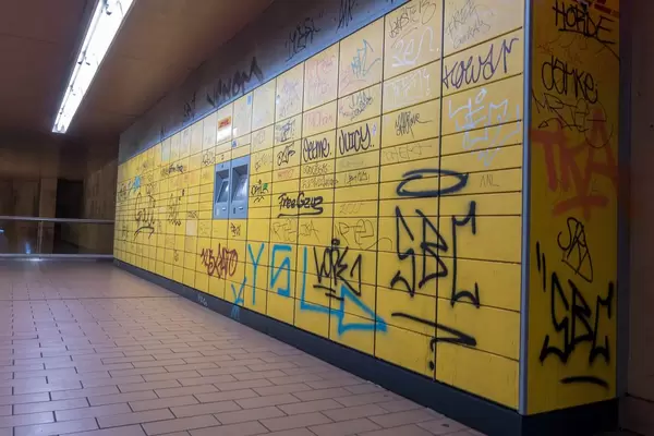Mit Graffiti verschmierte Packstation in Köln-Ehrenfeld