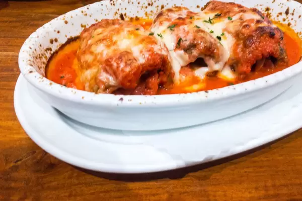 Mit Käse überbackene Auberginen