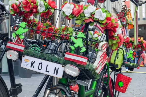 Mit Kunstblumen dekoriertes Fahrrad