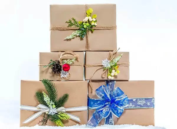 Mit Liebe verpackte Weihnachtsgeschenke stehen gestapelt im Schnee