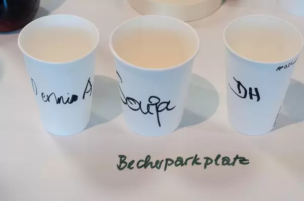 Mit Namen beschriftete Becher. Becherparkplatz