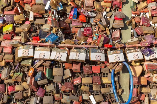 Mit Namen gravierte Schlösser hängen an der Brücke in Köln
