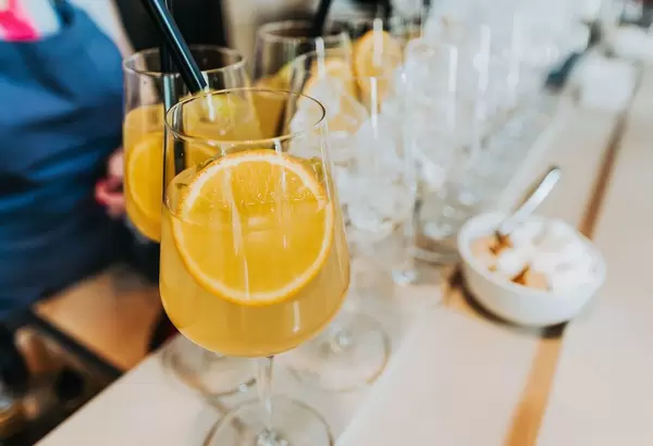 Mit Orangensaft verlängertes Longdrink