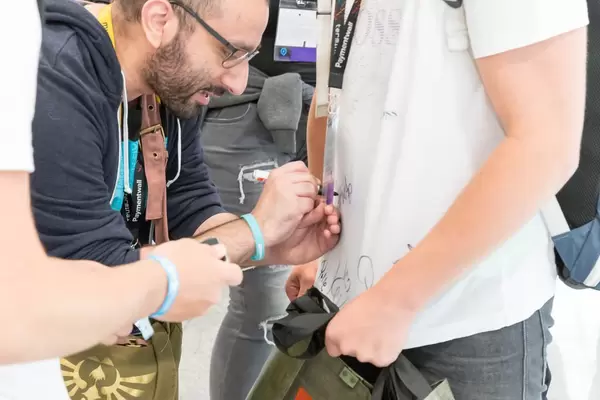 Miterbeiter von Paymentwall gibt Autogramme - Gamescom 2017, Köln