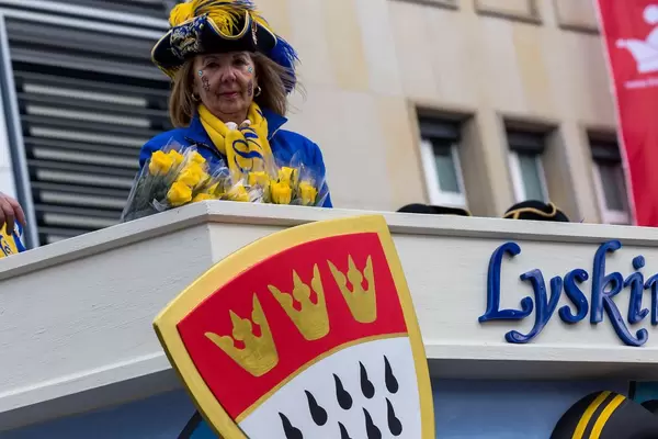 Mitglied der KG Lyskircher Junge wirft den Zuschauern Blumen zu - Kölner Karneval 2018