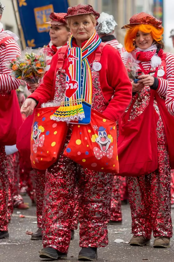Mitglieder der Große Karnevalsgesellschaft Frohsinn Köln 1919 beim Rosenmontagszug - Kölner Karneval 2018