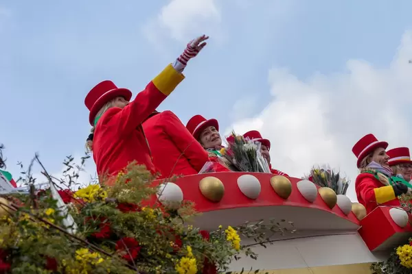 Mitglieder der Große Kölner KG im Wagen beim Rosenmontagszug - Kölner Karneval 2018