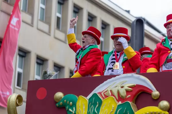 Mitglieder der Große Kölner KG winken Zuschauern zu - Kölner Karneval 2018