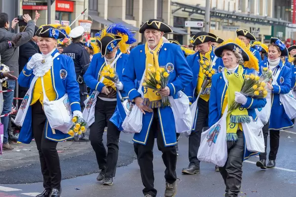 Mitglieder der KG Lyskircher Junge beim Rosenmontagszug - Kölner Karneval 2018