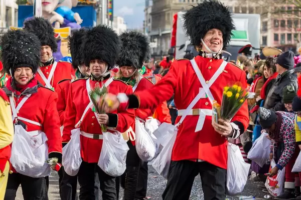 Mitglieder des Karnevalsverein Unger Uns beim Rosenmontagszug - Kölner Karneval 2018