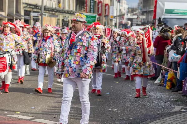 Mitglieder des Vereins Musikzug Bunt-Weiss beim Rosenmontagszug - Kölner Karneval 2018