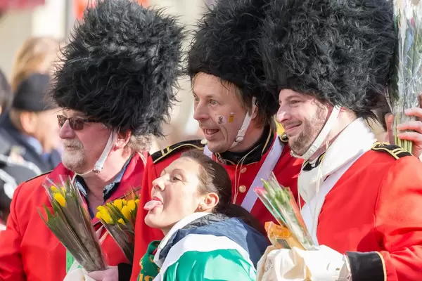 Mitglieder von Unger Uns lassen sich mit einer jungen Frau fotografieren - Kölner Karneval 2018
