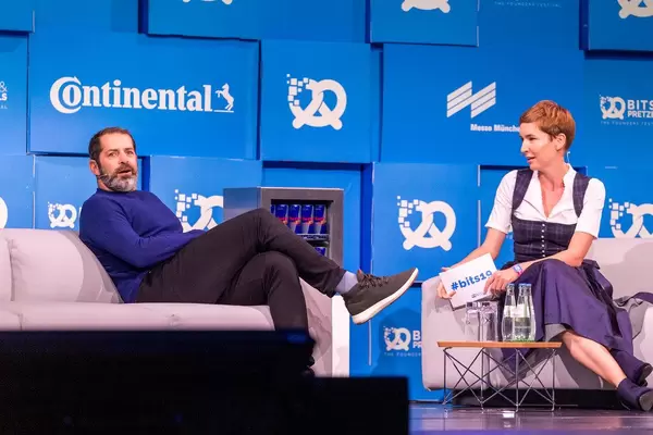 Mitgründer des Trendschuhs und beliebte Marke im Silicon Valley "Allbirds": Joey Zwillinger im Gespräch mit Britta Weddeling über nachhaltiges Wirtschaften