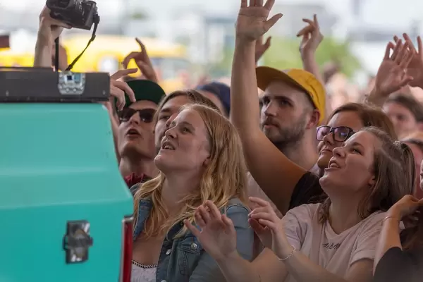 Mitsingendes Publikum beim Konzert von Marteria und Casper