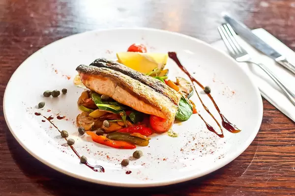 Mittagessen mit dekorativem Teller  in einem Restaurant