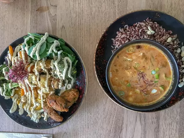 Mittagessen mit Lauchsuppe und der Green Bowl mit weißer Quinoa und Brokkoli, im Bioresrestaurant Edelgrün, Köln