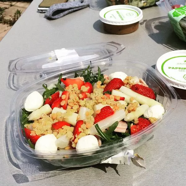 Mittagspause gerettet dank @Salatkind. #instadaily #köln #healthy #spargel #erdbeeren #foodfestival #instafood #sweets #instafood #happy #yummy #dessert #fresstag