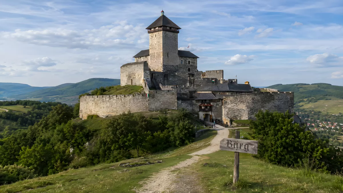 Mittelalterliche Burg auf grünem Hügel mit Panoramablick
