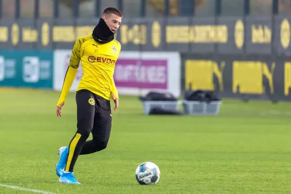 Mittelfeld Talent Tobias Raschl bei der Ballführung