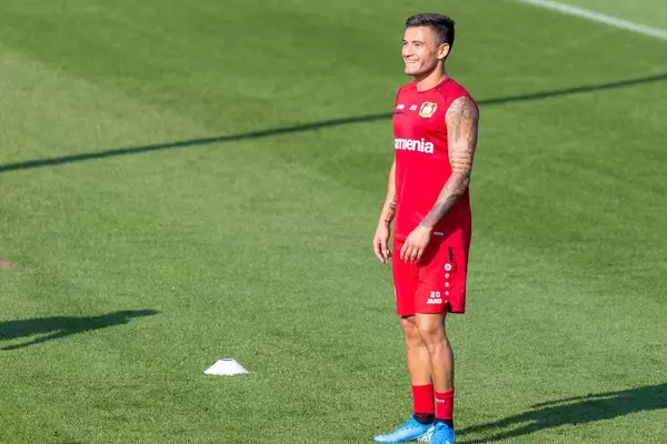 Mittelfeldspieler Charles Aránguiz, mit religiösen Tattoos, lacht fröhlich während des Trainings auf dem Fußballfeld