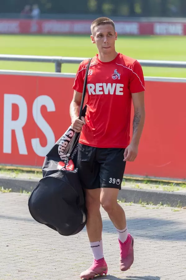 Mittelfeldspieler Darko Churlinov mit gepackter Tasche nach dem Mannschaftstraining am Clubhaus des FC Köln