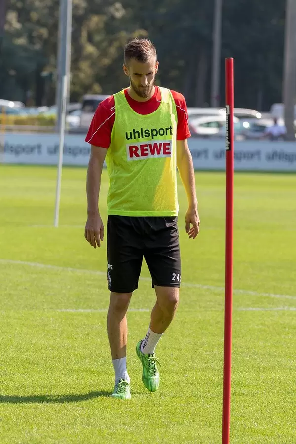 Mittelfeldspieler Dominick Drexler läuft beim Mannschaftstraining über den Fußballplatz