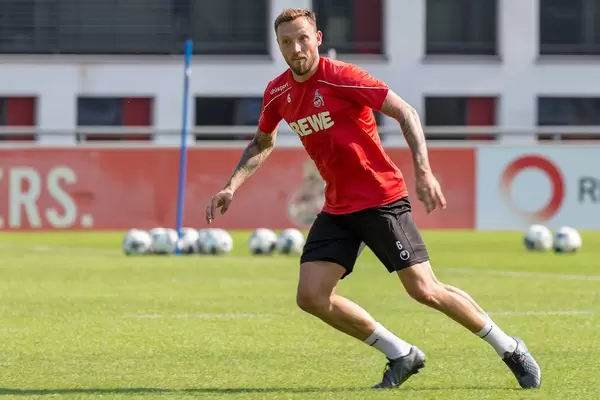 Mittelfeldspieler Marco Höger beim Mannschaftstraining am Geißbockheim-Trainingsgelände in Aktion