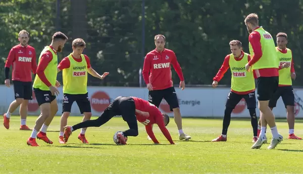 Mittelfeldspieler Matthias Lehmann und seine Mannschaftskollegen beim ersten gemeinsamen Fußballtraining von Trainer André Pawlak