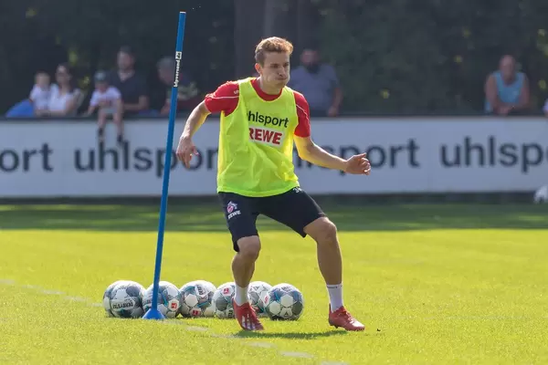 Mittelfeldspieler Niklas Hauptmann trainiert mit seiner Mannschaft auf dem Trainingsgelände am Fußball-Clubhaus in Köln