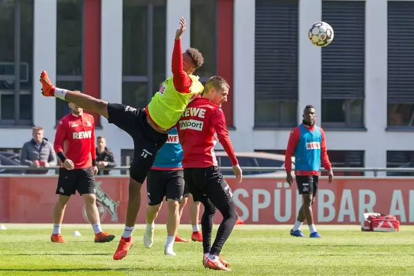 Mittelfeldspieler Nikolas Nartey in Aktion beim Fußballtraining des 1. FC Köln mit den neuen Fußballtrainer André Pawlak