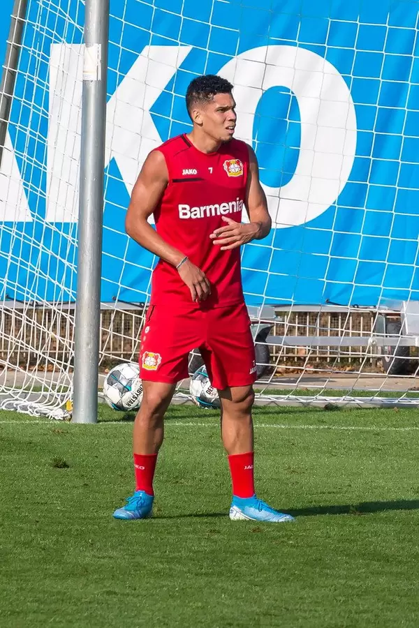 Mittelfeldspieler Paulinho steht vor dem Tor