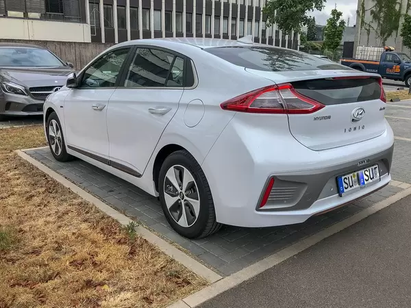Mittelklasse-Elektroauto Hyundai Ioniq aus seitlicher Heckansicht
